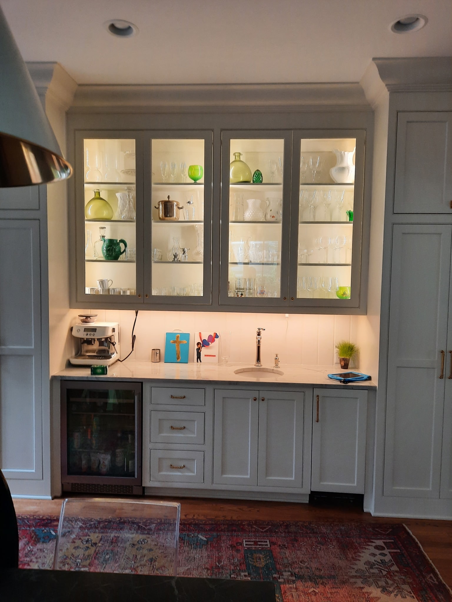 Illuminated glass cabinetry and under-cabinet lighting installation